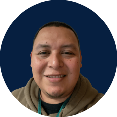 Portrait photograph of Alberto Maciel with dark blue background